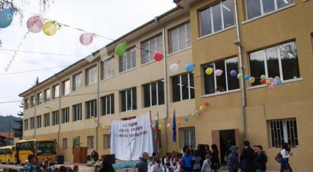 учениците без скъсани дънки къси поли айфони час