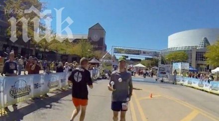 мъж измина бягайки наобратно жонглирайки видео