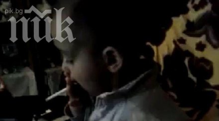 невиждано българска майка дава невръстните деца пушат цигари пият кафе видео