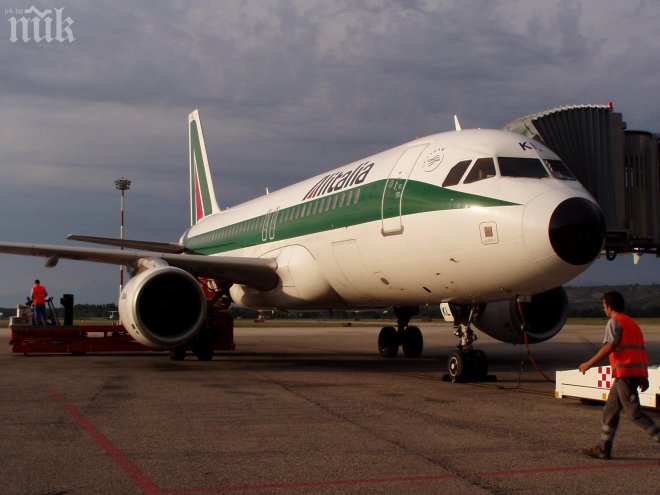 Самолет на  AlItalia излезе от пистата на летището в Рим