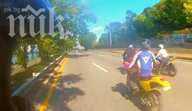 Гамен прегази мотоциклетист, едва се отърва от линч! (уникално видео)