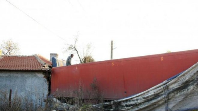 Камион прелетя с бясна скорост през детска площадка и се заби в къща