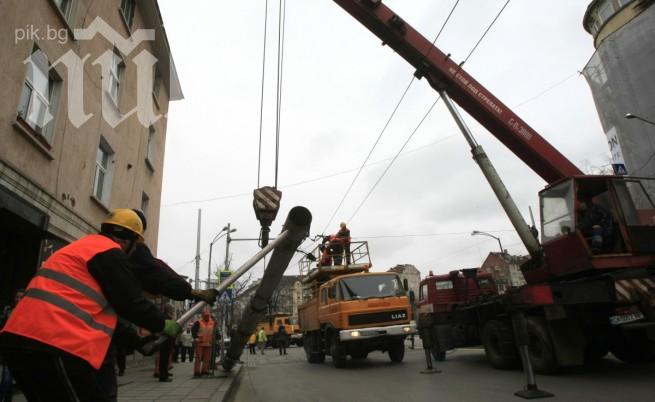 10-метров стълб рухна в центъра на Казанлък