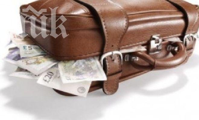 Крадци отмъкнаха куфар с 10 бона от джип