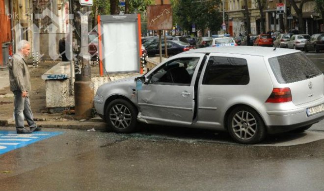 Голф се заби в подлез в центъра на София (снимки)