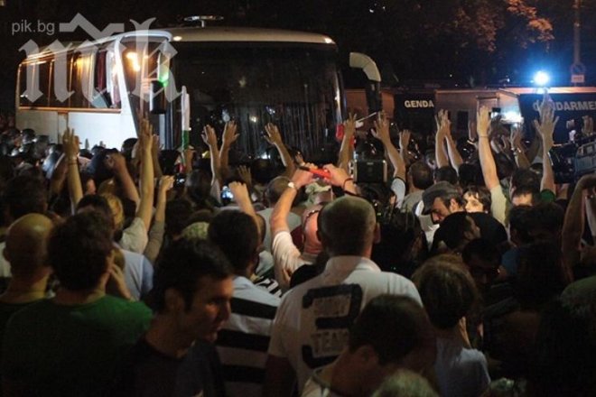 Щом протестиращите са платени – хванете ги

 