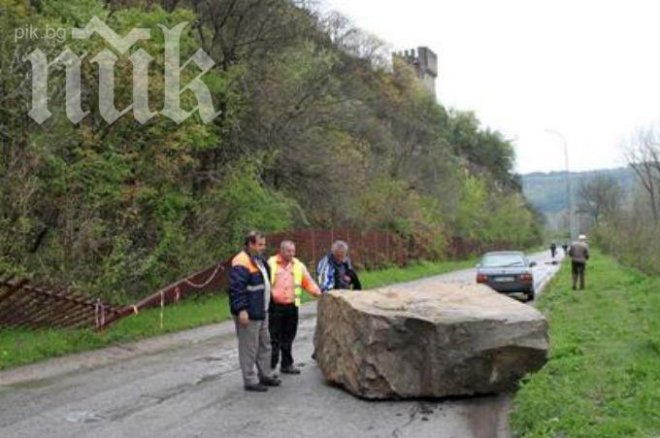 Огромен скален къс блокира пътя за Рожен