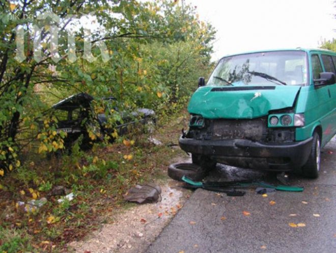 Кола се въртя на мокър асфалт, удари се в бус, за малко не уби 11-годишно дете