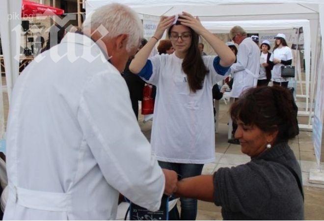 Стотици се редиха на опашки за безплатен преглед