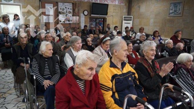 Млади гербери подариха „Не се сърди, човече” на старчески дом