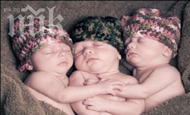 Истински късметлии! Британци станаха родители на 3 еднояйчни близнаци