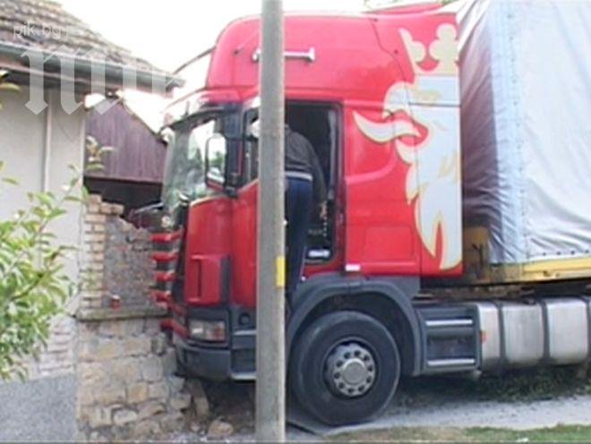 ТИР се вряза в селска къща край Горна Оряховица