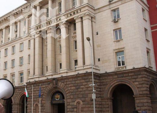Кабинетът се активизира ден преди новия вот на недоверие
