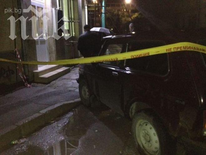 Нападнали с оръжие охранител при обира на банката във Враца (снимка)