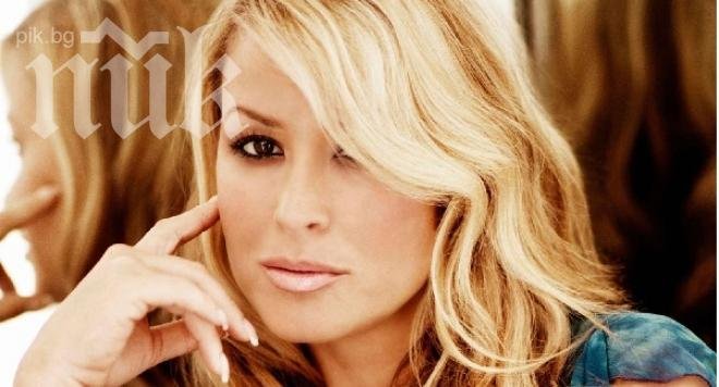 Оперираха Анастейша, махнаха гърдите й