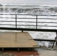 Мощна буря и шестметрови вълни удариха Южна Турция