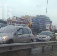 Транспортен ад в София! Трафикът е блокиран заради спрялото метро и дъжда Транспортен ад в София! Трафикът е блокиран заради спрялото метро и дъжда