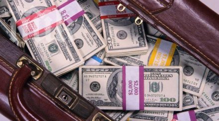 полицията боливия хвана чувал млн долара хвърлен самолет