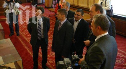 депутатът нарекъл протестиращите лумпени разведе борци парламента