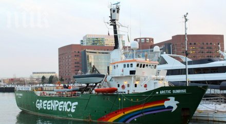 холандия подаде иск русия освобождаването кораба грийнпийс