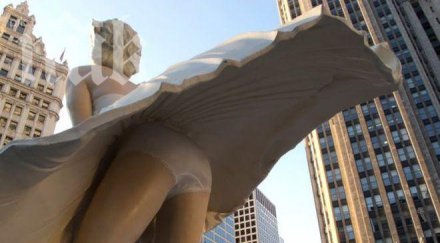 професор снима тайно бельото студентки