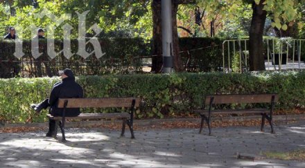 полицаи иззеха всички пейки софийския университет снимки