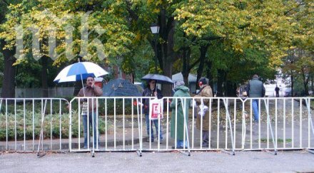 четирима протестиращи комунистите фашистите прегърнаха