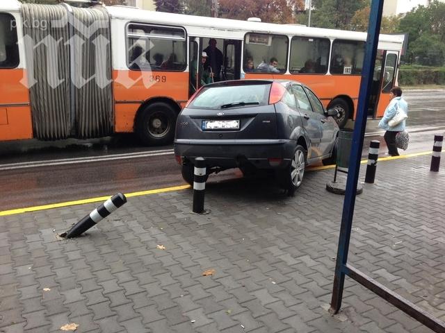 Уникална катастрофа! Два автобуса и лека кола се блъснаха в центъра на София! (обновена)