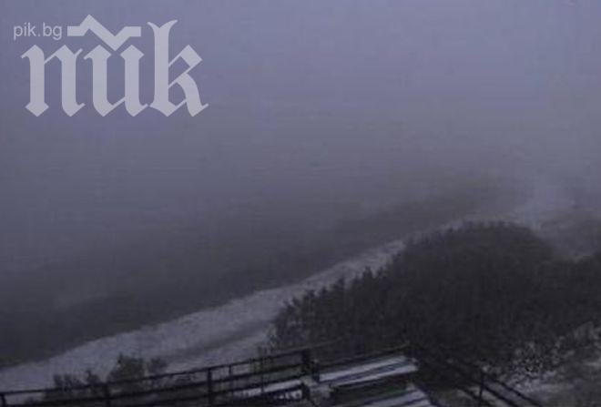 Сняг заваля на Боровец