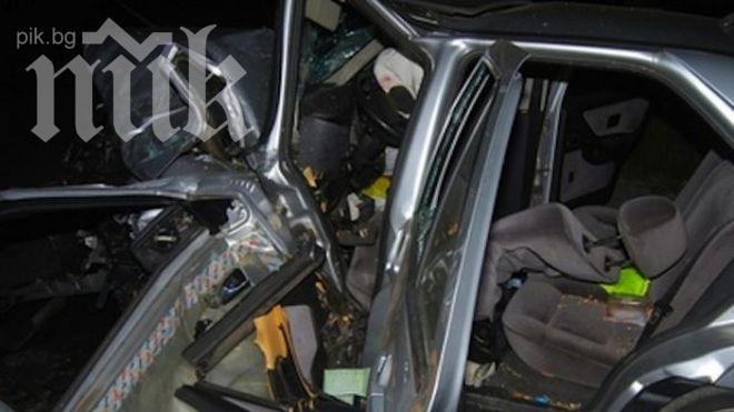 Русенец заби Хонда-та си в стълб, той и спътничката му загинаха