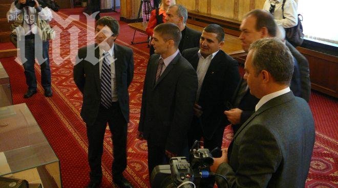 Депутатът, нарекъл протестиращите лумпени, разведе борци из парламента