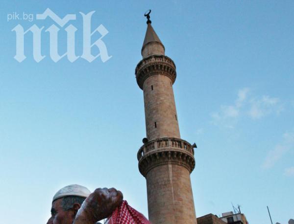 Изпотрошиха прозорците на джамията в Казанлък