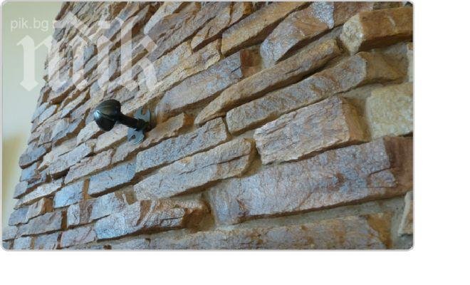 Кошмар! 30 години мъж живее зазидан в собствения си дом