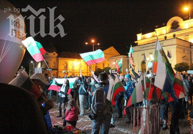 Демонстрант в 113-я ден на протести: Червената пчела Мая Манолова е много хубава