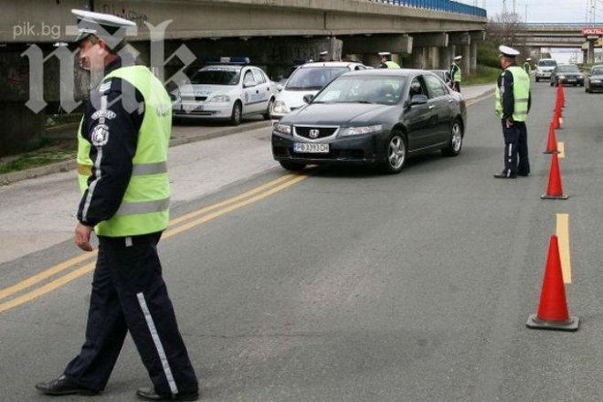 Ужас! Откриха труп на мъж между мантинелите на магистрала Хемус!