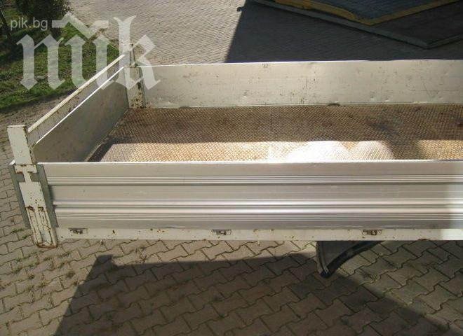 Каросерия се откачи, едва не смаза шофьор