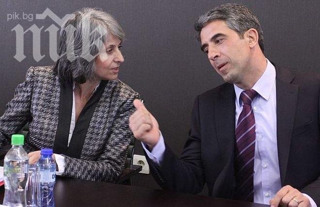 Вицепрезидентът прие цветя от граждани, искащи оставката на Плевнелиев