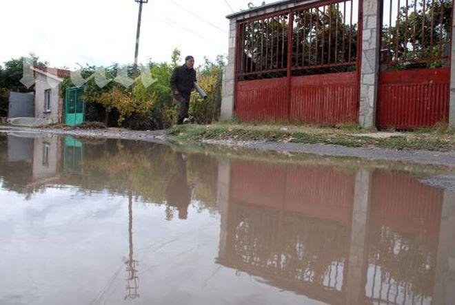 Квартал в Хасково се наводни заради стари тръби