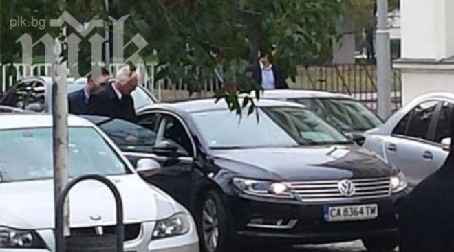 Резил! Десислав Чуколов от Атака показа среден пръст на протестиращите (снимка)