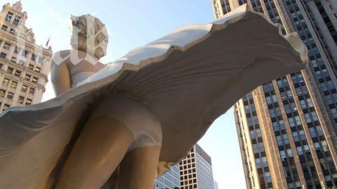 Професор снима тайно бельото на студентки