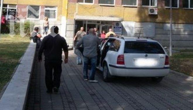 Пред полицейско управление! Баща набута в джоба на ченге 50 евро, за да спаси сина си