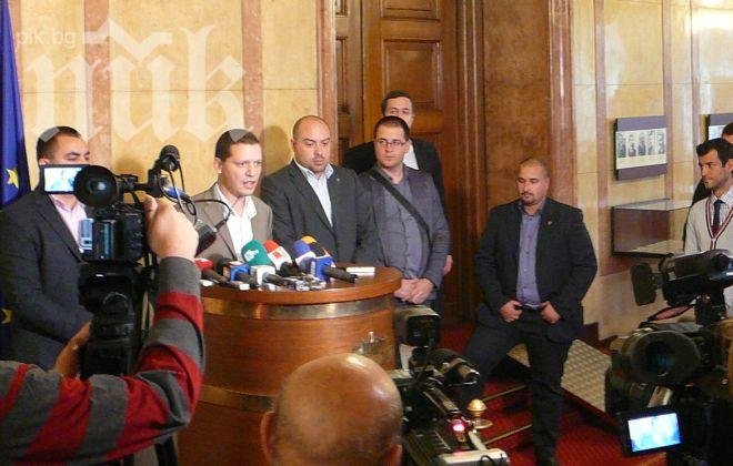 Супер издънка! Млад депутат от „Атака“ призна, че партията му няма да влезе в парламента