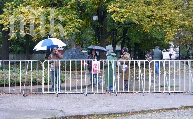 Четирима протестиращи пред НС: Комунистите и фашистите се прегърнаха!