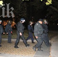 Полицията се вряза сред протестиращите в градинката до Университета (снимки)