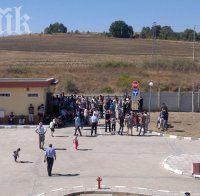 Бежанците отказват да носят дрехи втора употреба