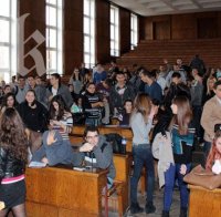 Скандал! 350 студенти чакаха проф. Токушев на лекция, той не дойде да им обясни за Пеевски (снимки)