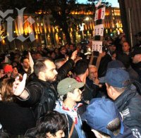 Премиерът Пламен Орешарски се барикадира в Министерския съвет