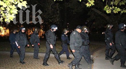 полицията вряза сред протестиращите градинката университета снимки