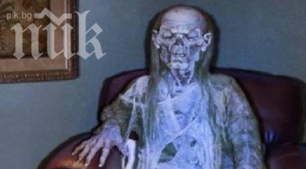 потресаващо жена седяла мъртва телевизора години