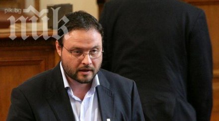 протестиращи искат миков разследва чуколов заради среден пръст